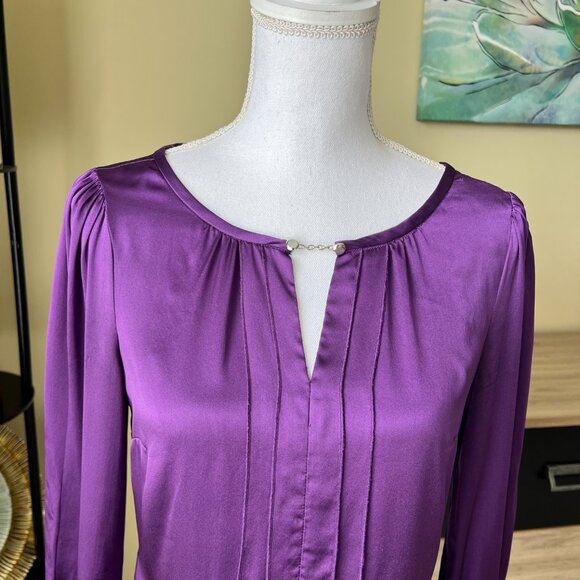 White House Black Market WHBM Silk Purple Pleated Blouse Chain Clasp - Picture 2 of 3